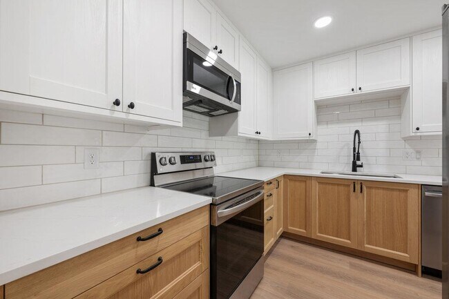 Building Photo - 7201 Chimney Corners