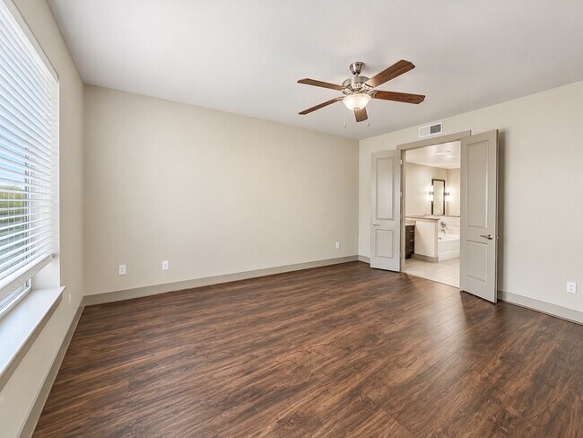 Building Photo - 10401 Town & Country Way
