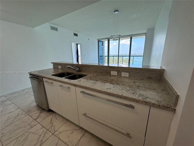 Building Photo - 601 NE 36th St