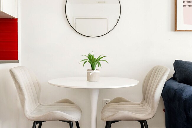 Building Photo - 811 9th Ave