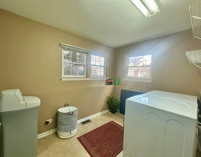 Building Photo - 612 Orrington Ct