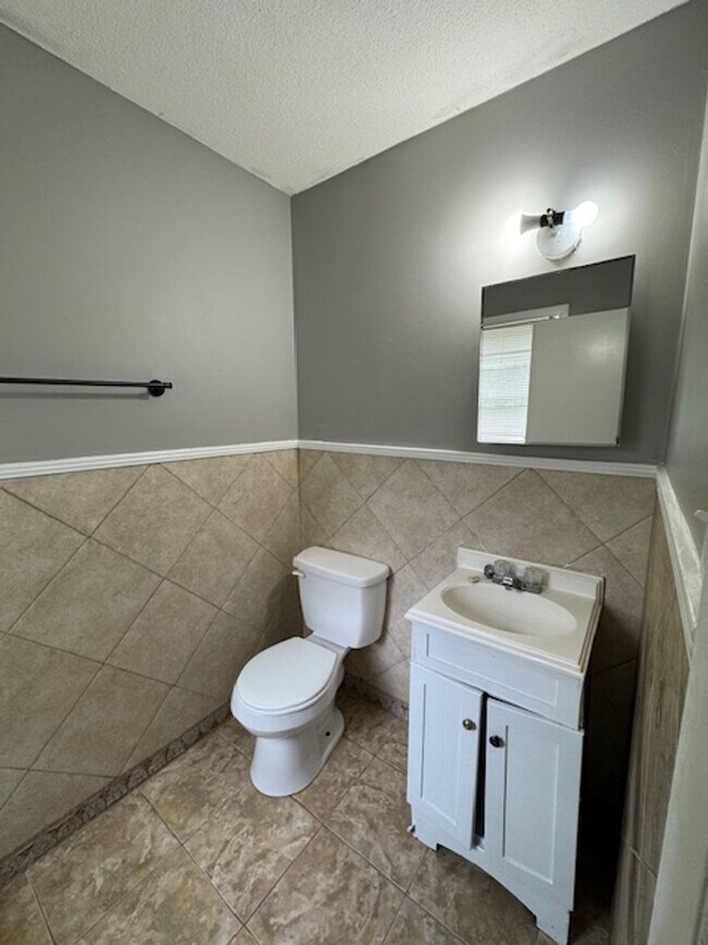 Building Photo - CREEKWOOD