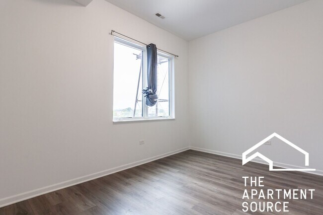 Building Photo - South Loop 3 bed 2 bath -- Updated Kitchen, HUGE Floorplan