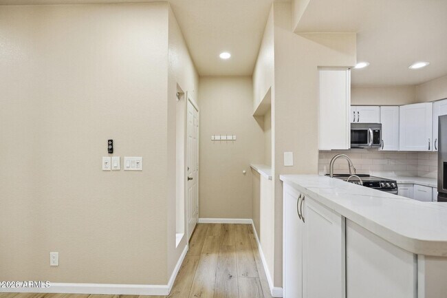 Building Photo - 9708 E Vía Linda