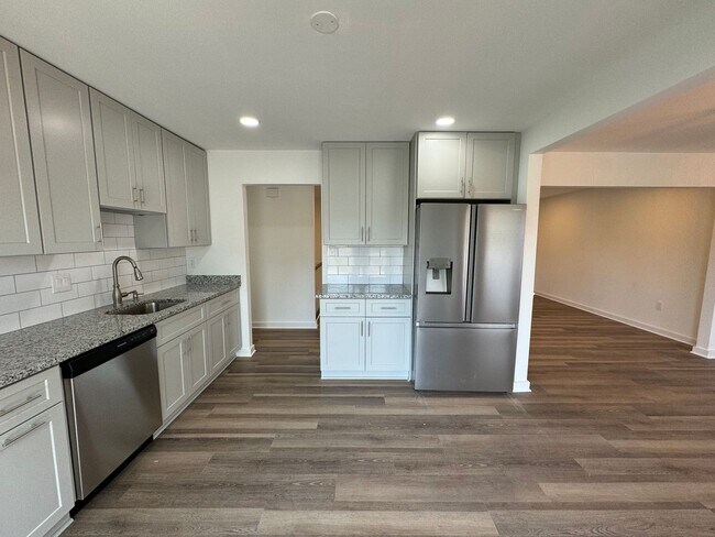 Building Photo - Spacious 5 Bed 3 Bath Home Walking Distanc...