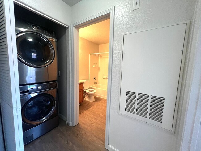 Building Photo - SPACIOUS 2BED/2BATH CONDO * SECOND FLOOR UNIT*