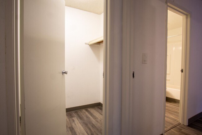 Building Photo - Nicely Renovated One Bedroom Near OHSU Available Now!