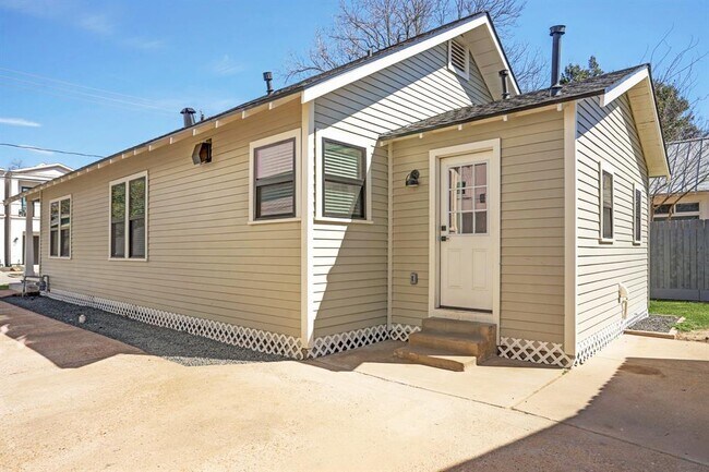 Building Photo - 1025 Adele St
