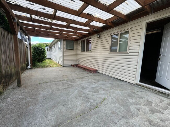 Building Photo - Charming rambler 2 bed 1 bath and office s...