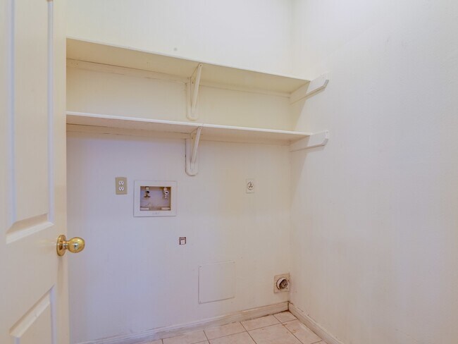 Building Photo - 14406 Fair Knoll Way