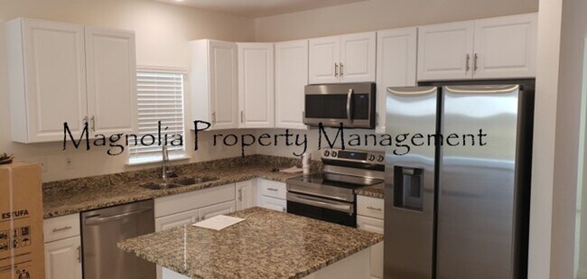 Building Photo - 4 Bedroom 2 Bathroom, Community pool