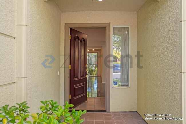 Building Photo - 914 Vista Pointe Dr