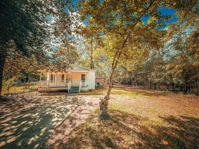 Building Photo - 3 Bed 1 Bath Single-Family Home - Big Yard!