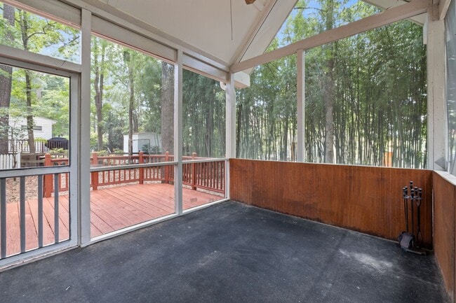 Building Photo - Inviting 3br house in Morrisville with woo...
