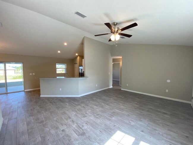 Building Photo - Custom Home - Desirable SE Ocala neighborhood 3/2/2 ** Wont Last**