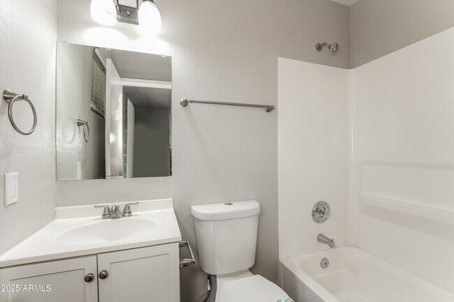 Building Photo - 7619 W Hope Dr