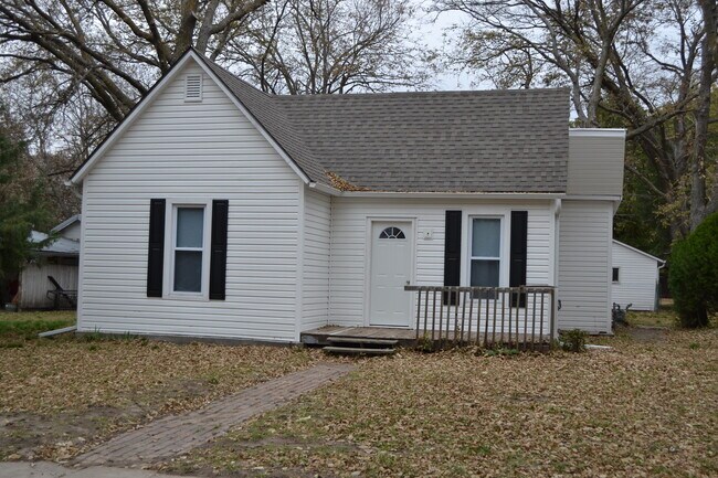 Primary Photo - Remodeled 2 bedroom with Garage & small fe...