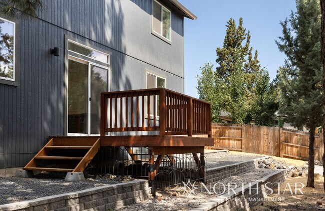 Building Photo - Recently Renovated 3 Bed, 2.5 Bath w/ Offi...