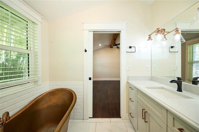 Building Photo - 6008 N Highland Ave