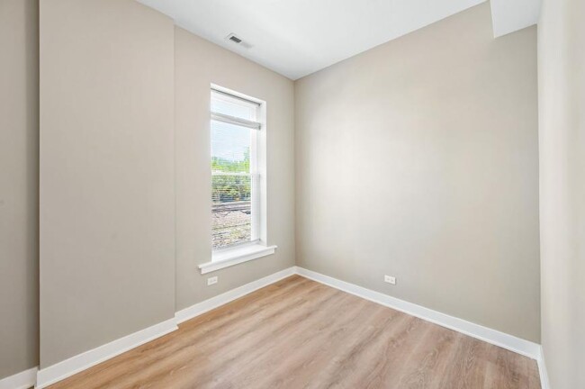 Building Photo - 2 bedroom in Chicago IL 60657