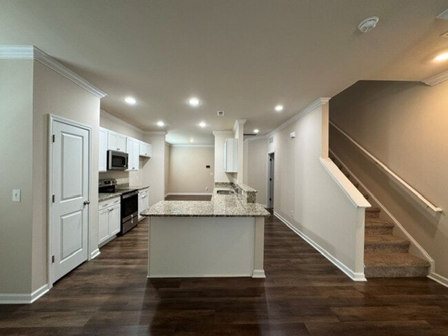 Building Photo - ***** READY TO MOVE IN *****