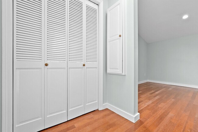 Building Photo - 23 Thorndike St