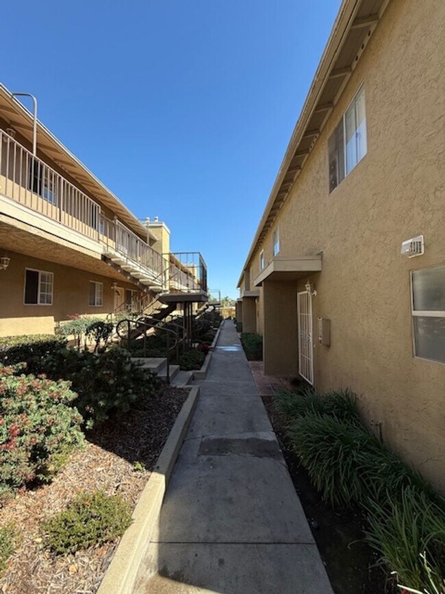 Building Photo - Beautiful 2 Bedroom 1.5 Bath Home