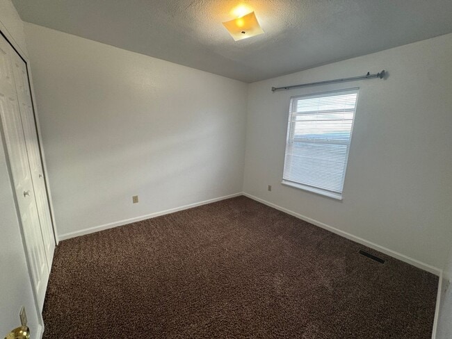 Building Photo - 498-498 W Bellflower Dr