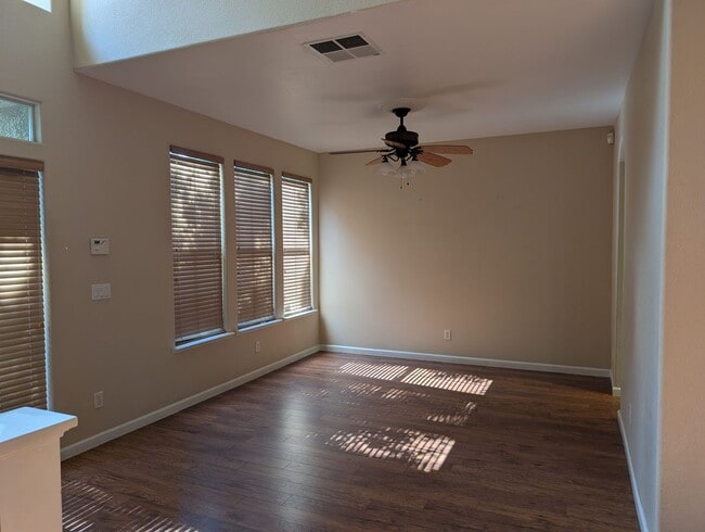 Building Photo - Nice and modern home with upgraded ameniti...