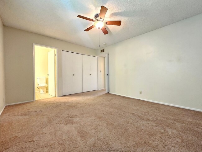 Building Photo - Charming Condo With Pool Access!
