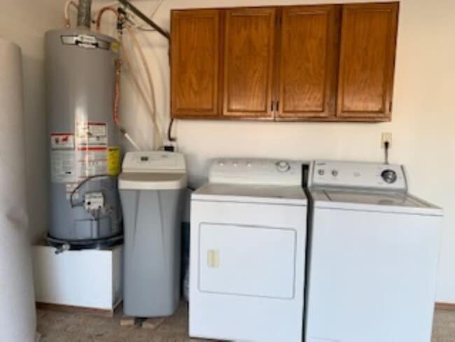 Building Photo - 3 Bedroom, 2 Bath, 2 car garage