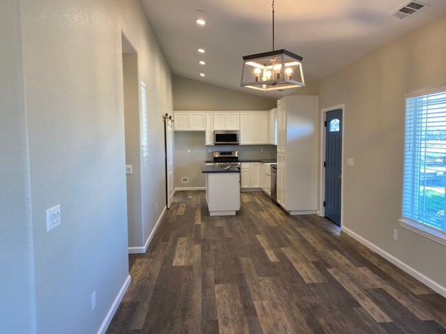 Building Photo - Country property located in Hilmar!