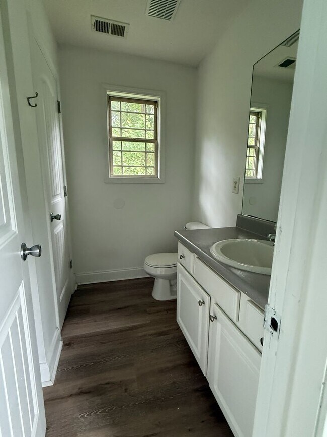 Building Photo - Spacious Two Bedroom Home