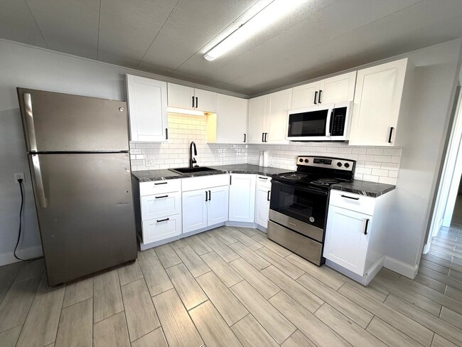 Building Photo - Charming Renovated 2-Bed / 1-Bath Mobile Home for Rent in Bradenton – Available Now!