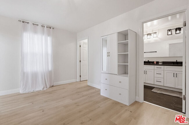 Building Photo - 9209 Paramount Blvd