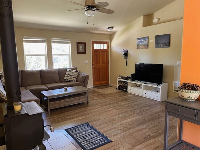 Building Photo - Cute Home in SW Bend