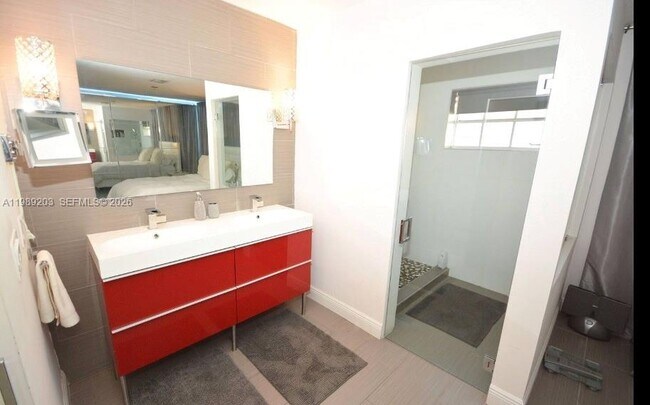 Building Photo - 909 N 13th Ct