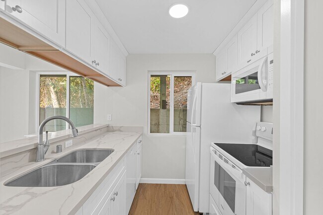 Building Photo - 1 BD 1 BA, beautiful rebuilt condo in conv...
