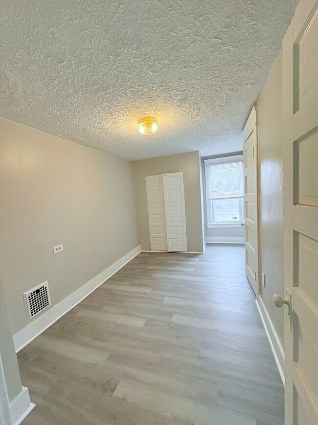 Building Photo - Charming 2 Bed 1 Bathroom in Warren Ohio!