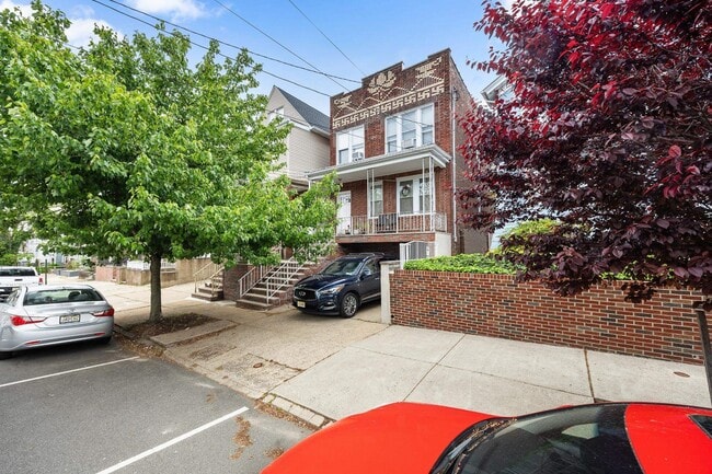 Building Photo - 42 W 47th St