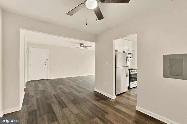 Building Photo - 882 College Pkwy