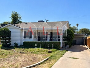 Building Photo - Charming 3 Bedroom, 2 Bath Home with Sunroom!