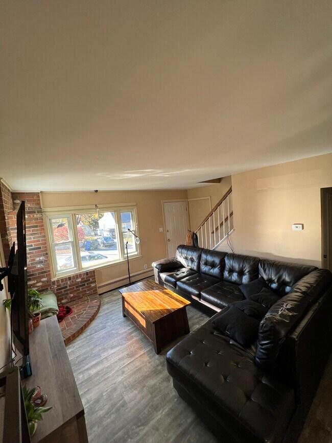 Building Photo - 35 Lynwood Dr