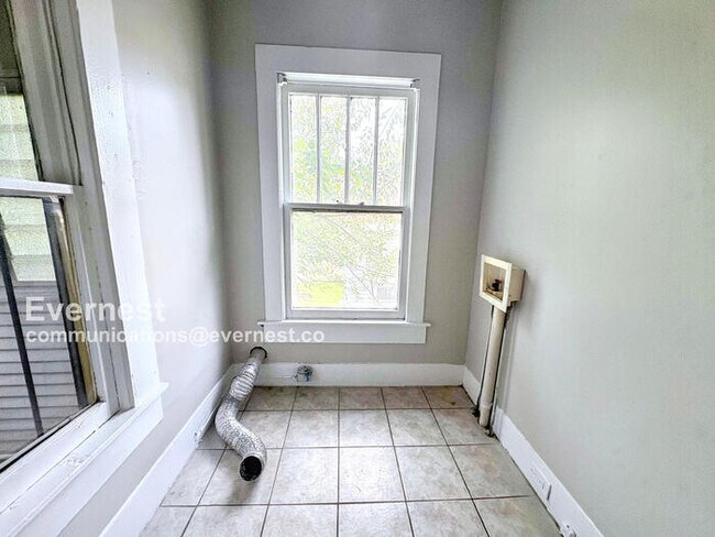 Building Photo - 525 53rd St Ens