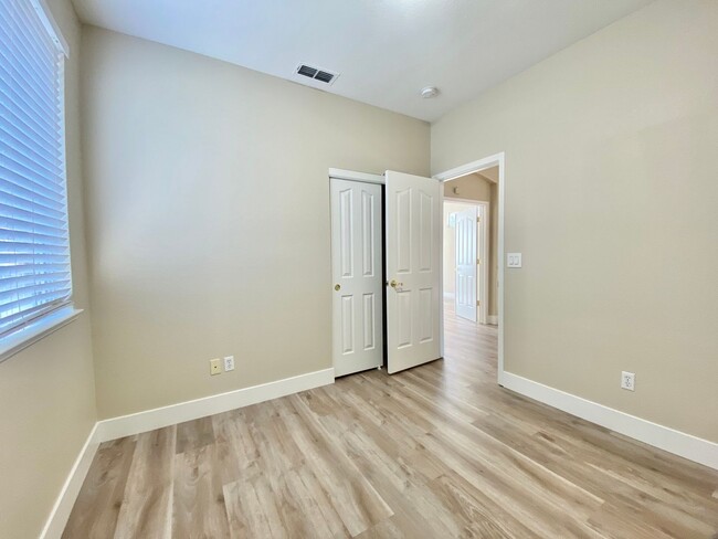 Building Photo - NEWLY RENOVATED, VERY CLEAN 5 BED, 3 BATH,...