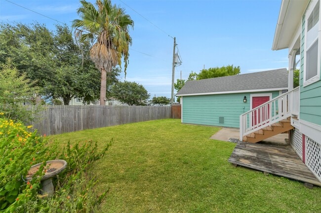 Building Photo - 4418 N Live Oaks Cir