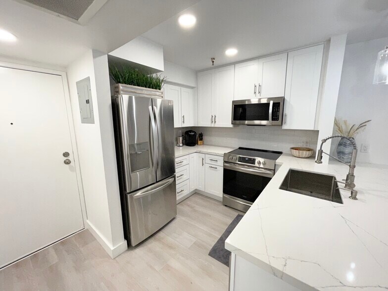 Building Photo - 3830 Avenida Del Presidente