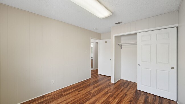 Building Photo - 140 Cloverleaf Dr