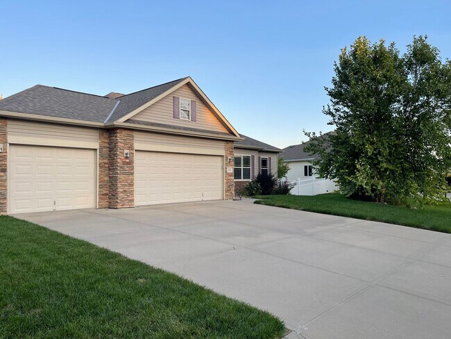 Building Photo - Spacious home in super nice neighborhood in Northwest Omaha