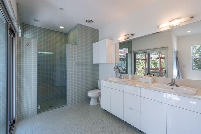 Building Photo - 2801 Oak Crest Ave
